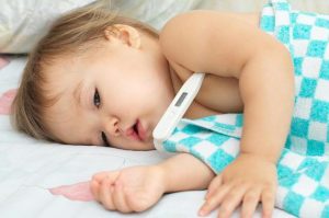 Trẻ sơ sinh tiêm phòng bị sốt