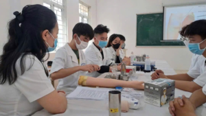 Ngành Dược mở ra nhiều cơ hội việc làm trong bệnh viện, nhà thuốc, doanh nghiệp dược phẩm và các cơ sở y tế trên cả nước